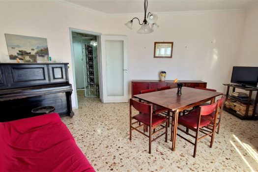 Ampio e luminoso 3 vani a 30 metri dal mare ed al centro del paese