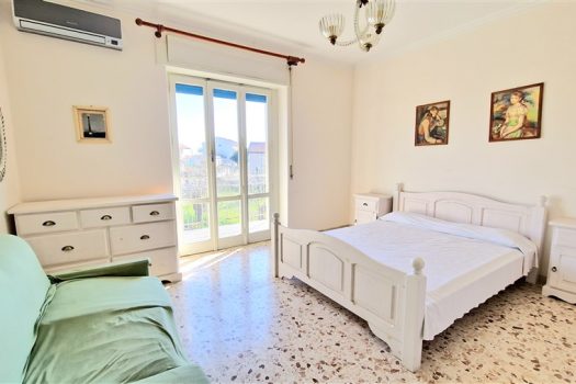 Ampio e luminoso 3 vani a 30 metri dal mare ed al centro del paese