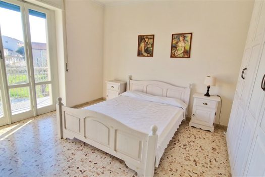 Ampio e luminoso 3 vani a 30 metri dal mare ed al centro del paese