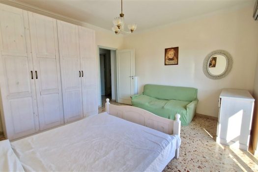 Ampio e luminoso 3 vani a 30 metri dal mare ed al centro del paese