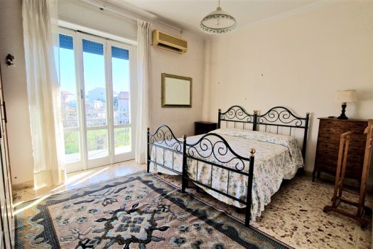 Ampio e luminoso 3 vani a 30 metri dal mare ed al centro del paese