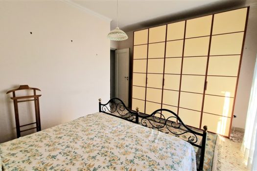 Ampio e luminoso 3 vani a 30 metri dal mare ed al centro del paese