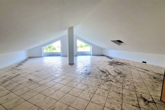 Luminoso e panoramico appartamento con mansarda e ampio garage