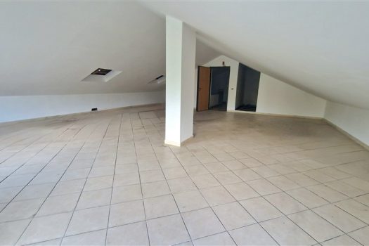 Luminoso e panoramico appartamento con mansarda e ampio garage