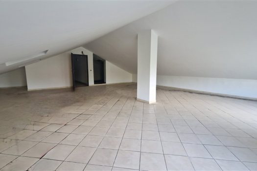 Luminoso e panoramico appartamento con mansarda e ampio garage