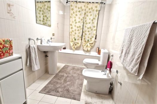 Ampio e angolare 4 vani con garage in zona ben servita