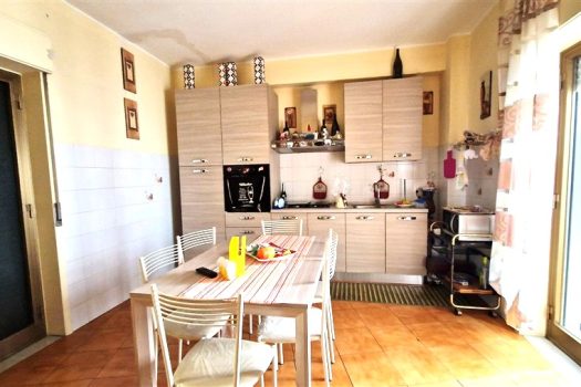 Ampio e angolare 4 vani con garage in zona ben servita