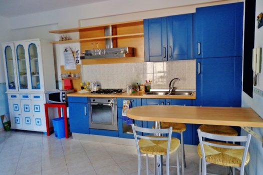 Comodo e luminoso bivani con terrazzino a 50 mt dal mare