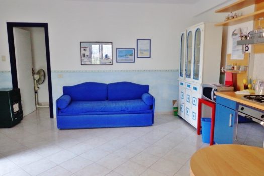 Comodo e luminoso bivani con terrazzino a 50 mt dal mare