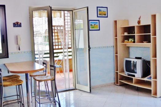 Comodo e luminoso bivani con terrazzino a 50 mt dal mare