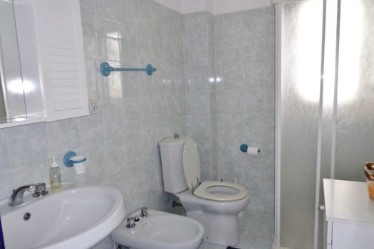 Comodo e luminoso bivani con terrazzino a 50 mt dal mare