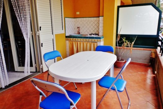 Comodo e luminoso bivani con terrazzino a 50 mt dal mare