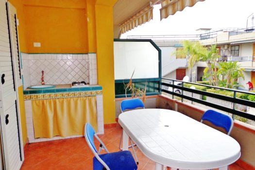 Comodo e luminoso bivani con terrazzino a 50 mt dal mare