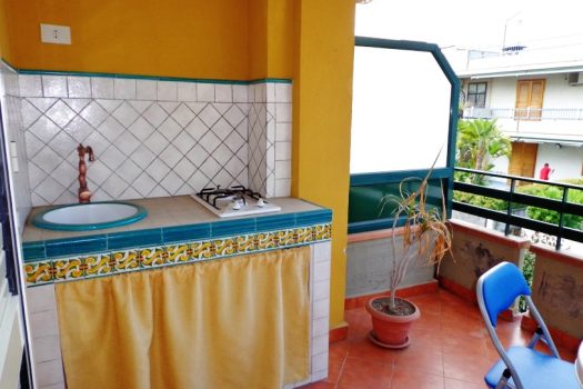 Comodo e luminoso bivani con terrazzino a 50 mt dal mare