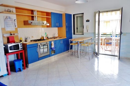 Comodo e luminoso bivani con terrazzino a 50 mt dal mare