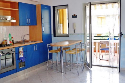 Comodo e luminoso bivani con terrazzino a 50 mt dal mare