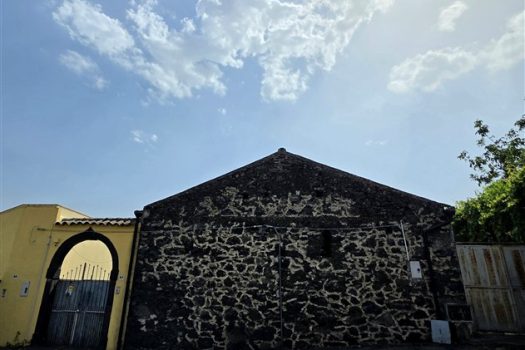 Rustico Indipendente con Palmento e Terreno a Sant’Alfio