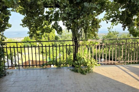 Rustico Indipendente con Palmento e Terreno a Sant’Alfio