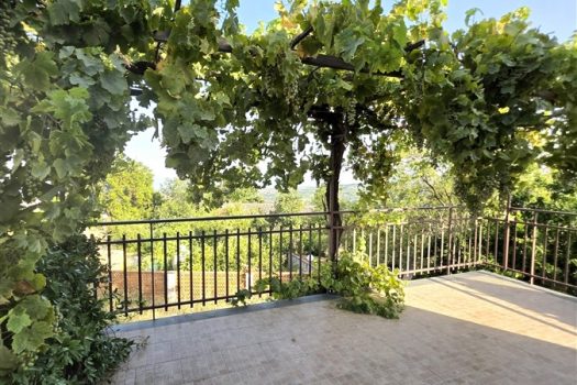 Rustico Indipendente con Palmento e Terreno a Sant’Alfio