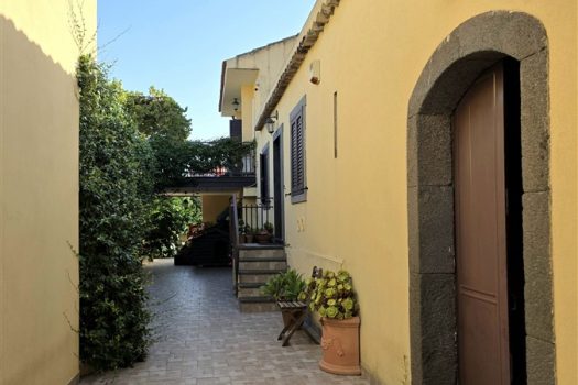 Rustico Indipendente con Palmento e Terreno a Sant’Alfio