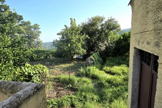 Rustico Indipendente con Palmento e Terreno a Sant’Alfio